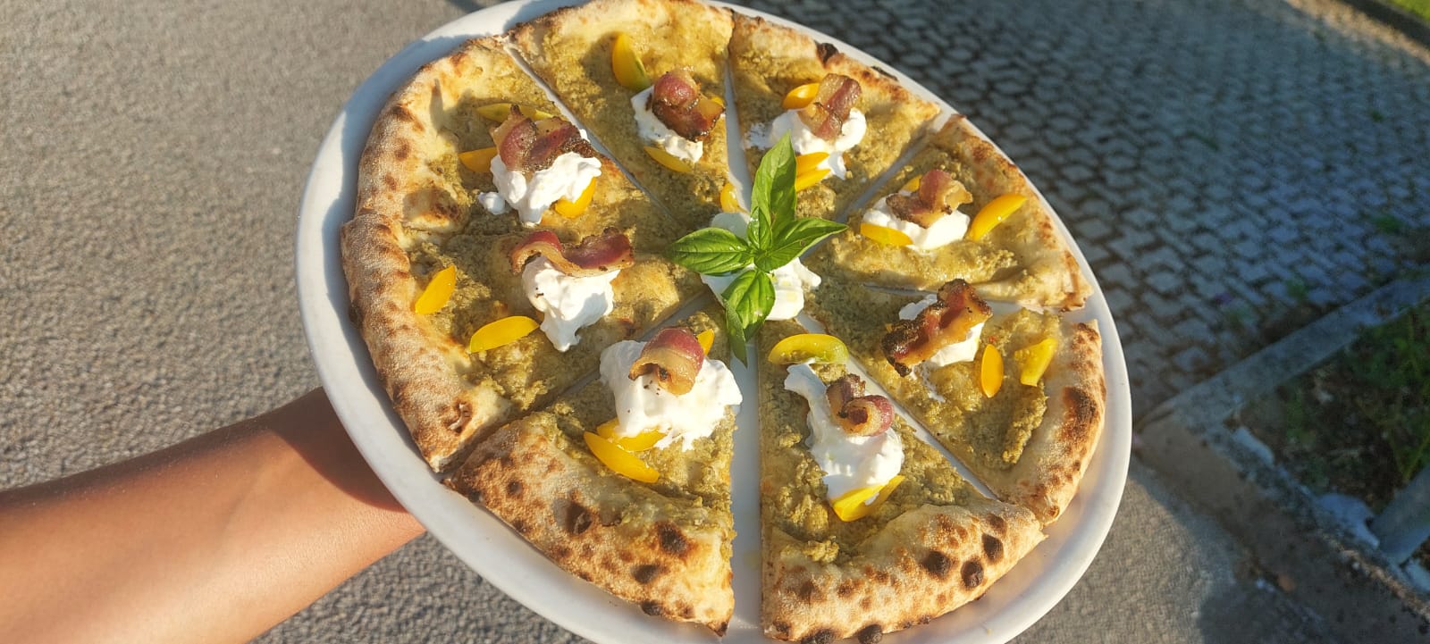 Pizza Uova e Peperoni